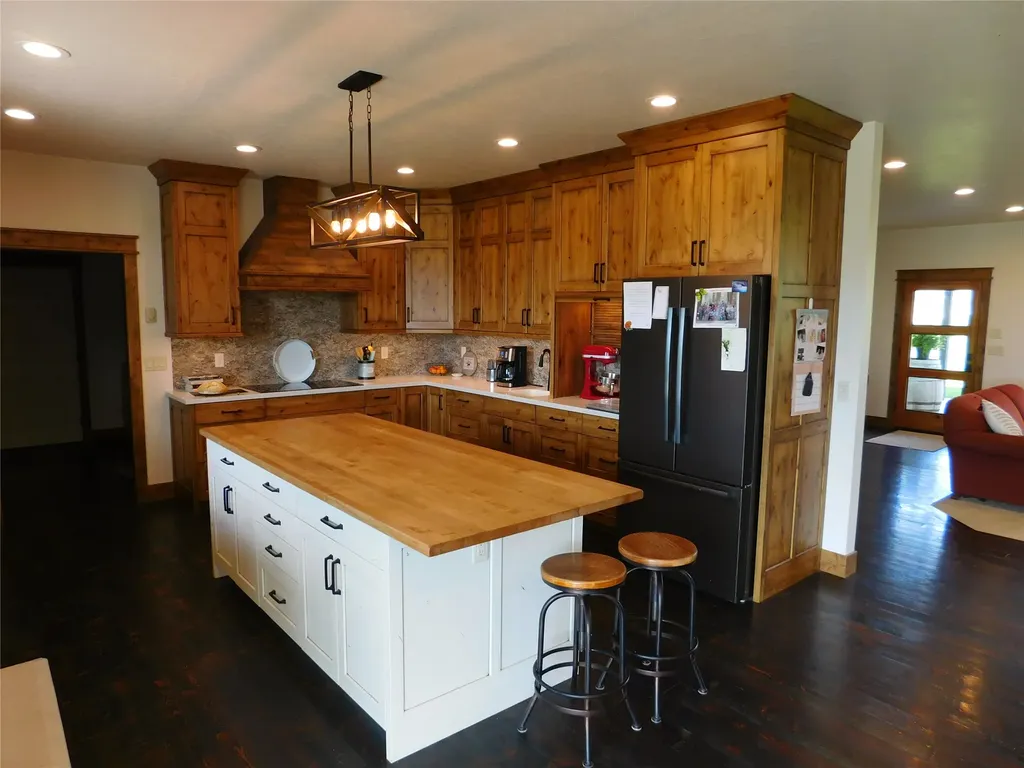 33460 Overland Road St Ignatius MT 59865