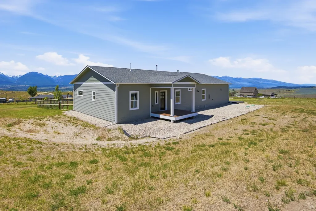 975 Corvallis Hills Drive Corvallis MT 59828