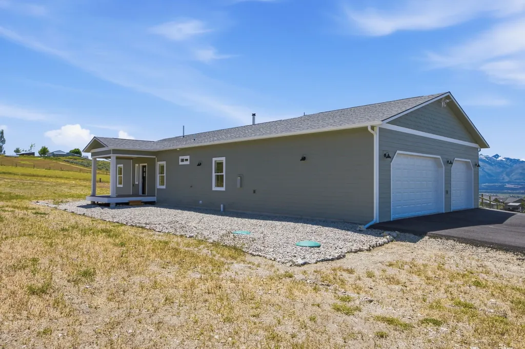 975 Corvallis Hills Drive Corvallis MT 59828