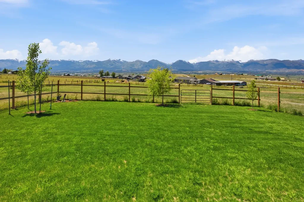 975 Corvallis Hills Drive Corvallis MT 59828