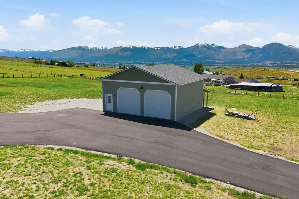 975 Corvallis Hills Drive Corvallis MT 59828