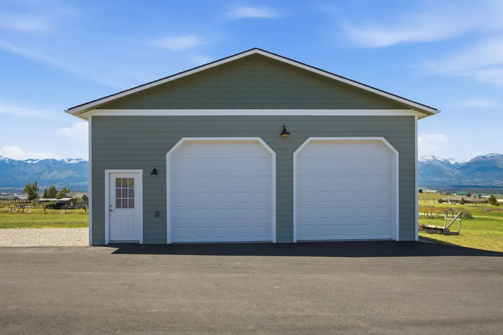 975 Corvallis Hills Drive Corvallis MT 59828