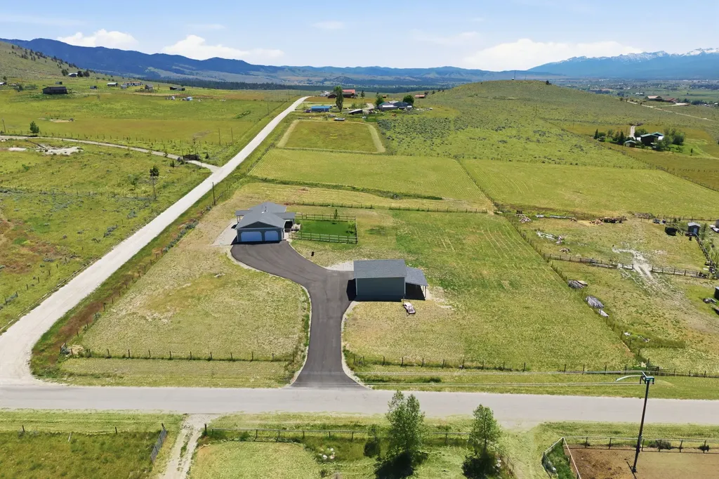975 Corvallis Hills Drive Corvallis MT 59828