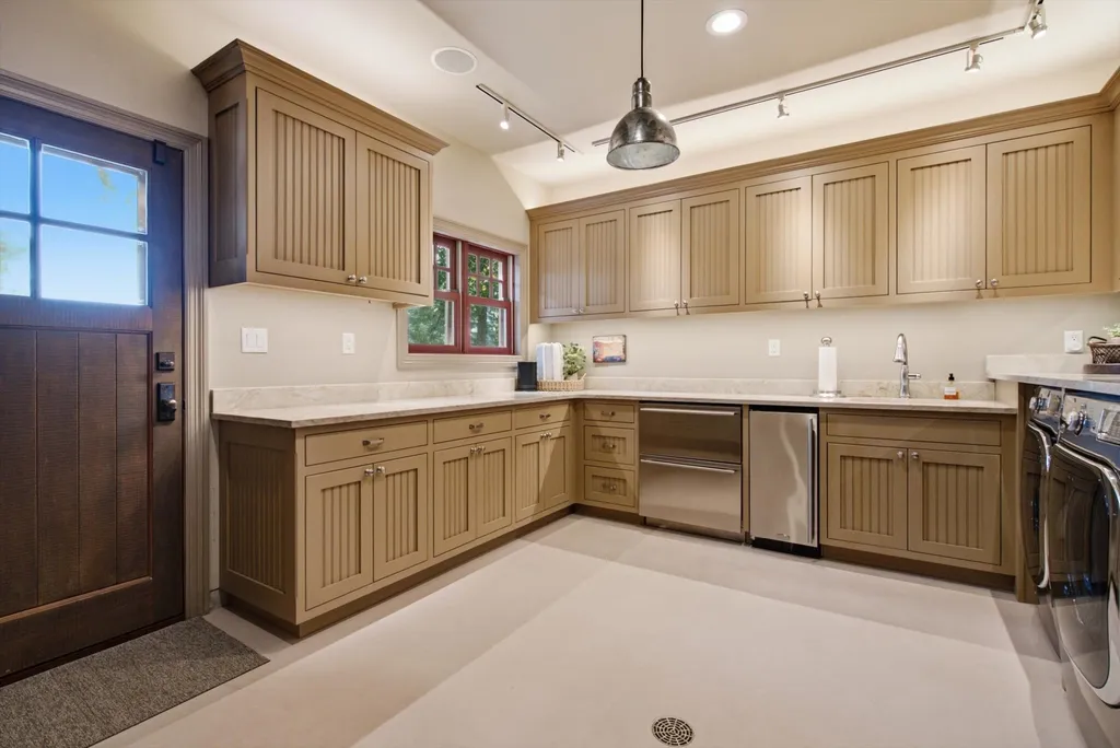 965 Eastman Drive Bigfork MT 59911