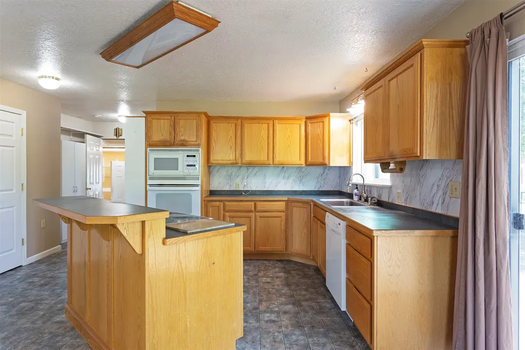 584 Bailey Lane Corvallis MT 59828