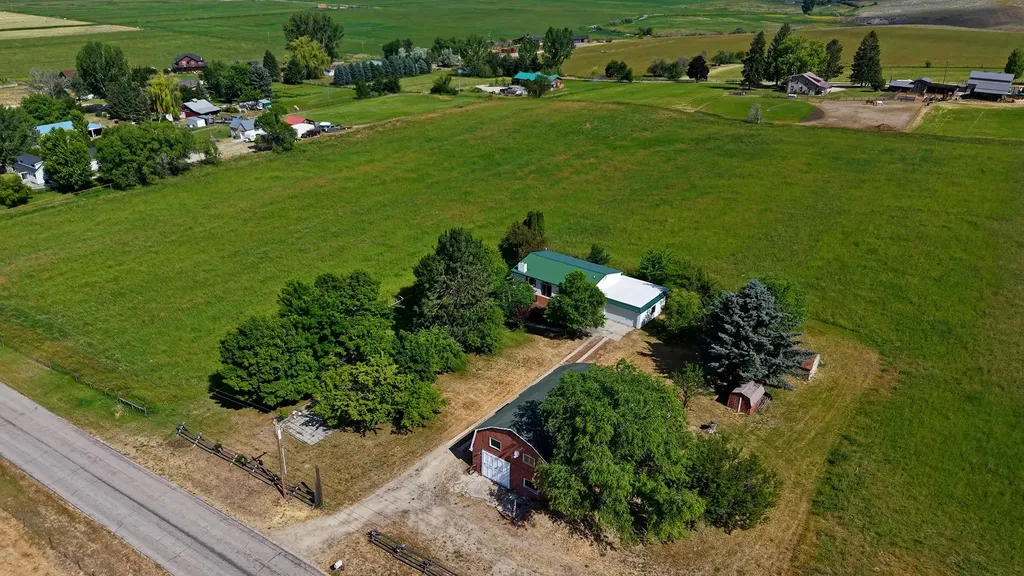 584 Bailey Lane Corvallis MT 59828