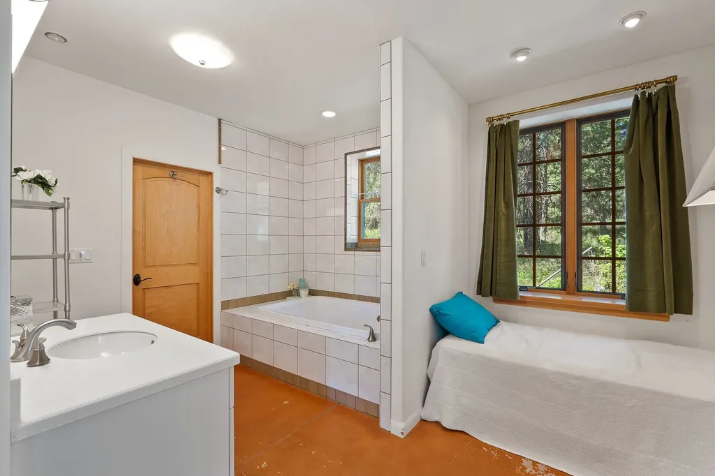 233 Coverdell Road Bigfork MT 59911
