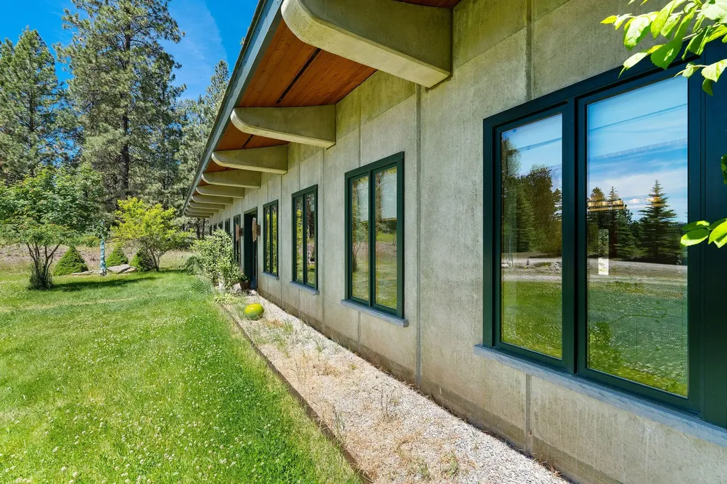 233 Coverdell Road Bigfork MT 59911