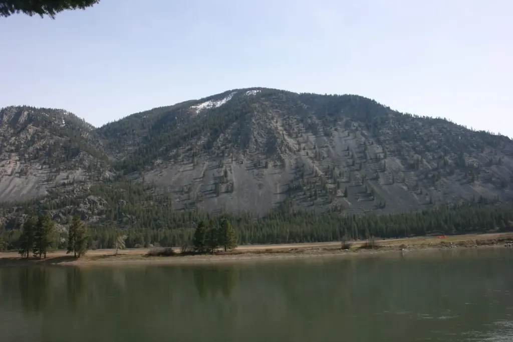 Nhn Tract 1-e River Road W Plains MT 59859