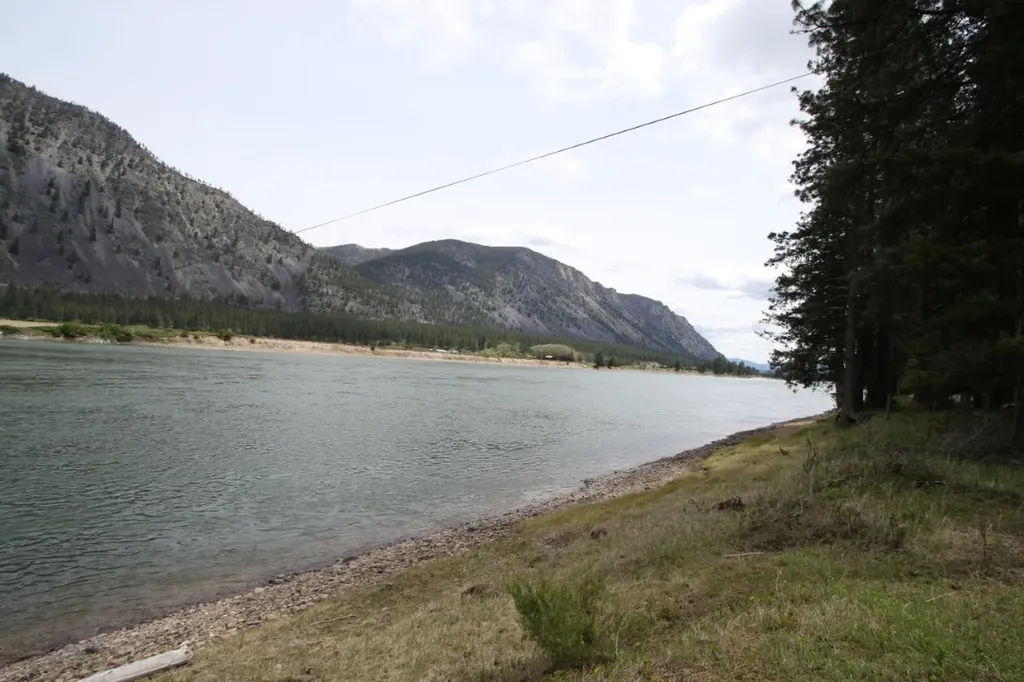 Nhn Tract 1-e River Road W Plains MT 59859