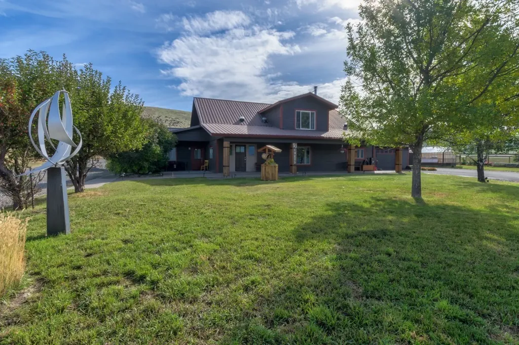10 Chet's Court Plains MT 59859