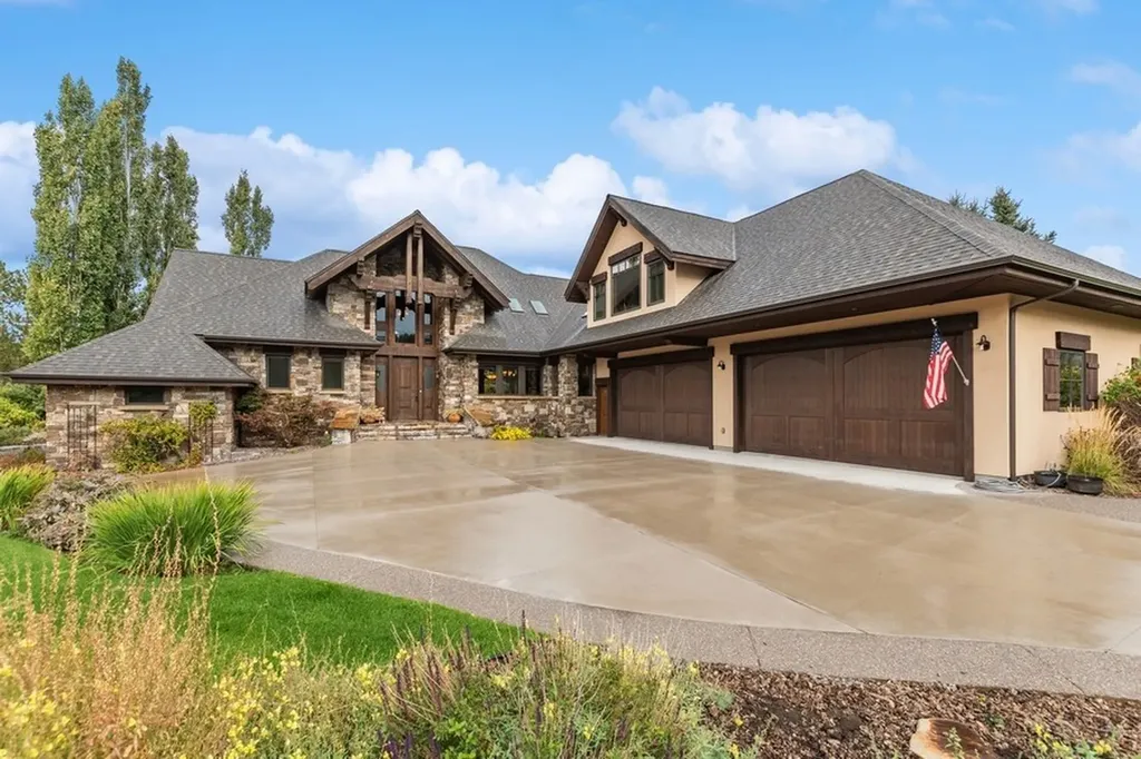 115 Cougar Loop Bigfork MT 59911