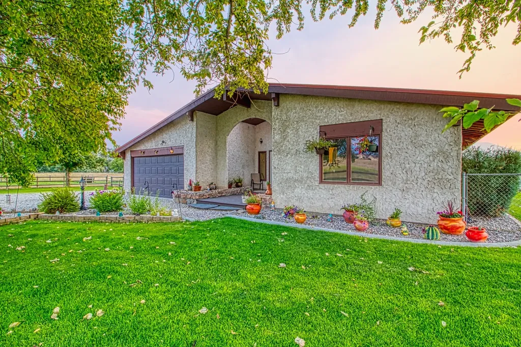 1235 Arrow Horse Lane Corvallis MT 59828