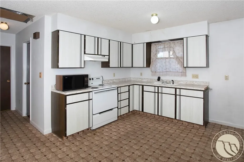 204 N Lewis Avenue Hardin MT 59034