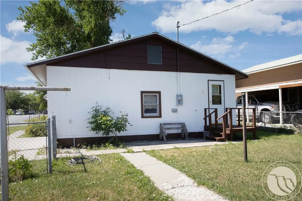 204 N Lewis Avenue Hardin MT 59034