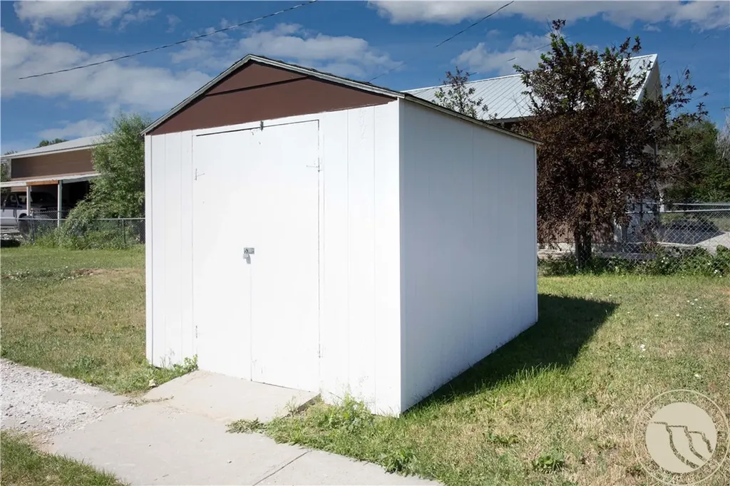 204 N Lewis Avenue Hardin MT 59034