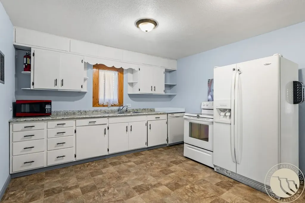 637 3rd Street W Hardin MT 59034