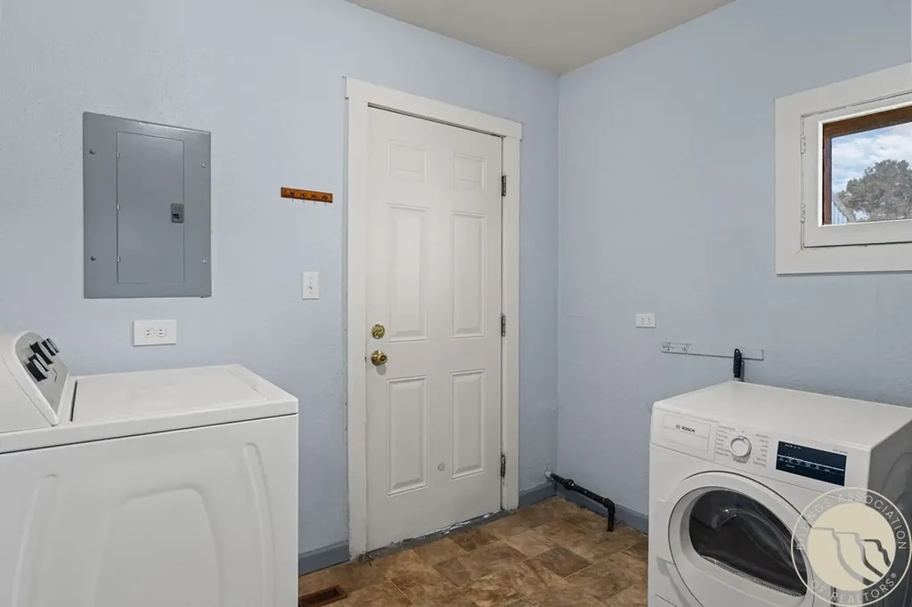 637 3rd Street W Hardin MT 59034