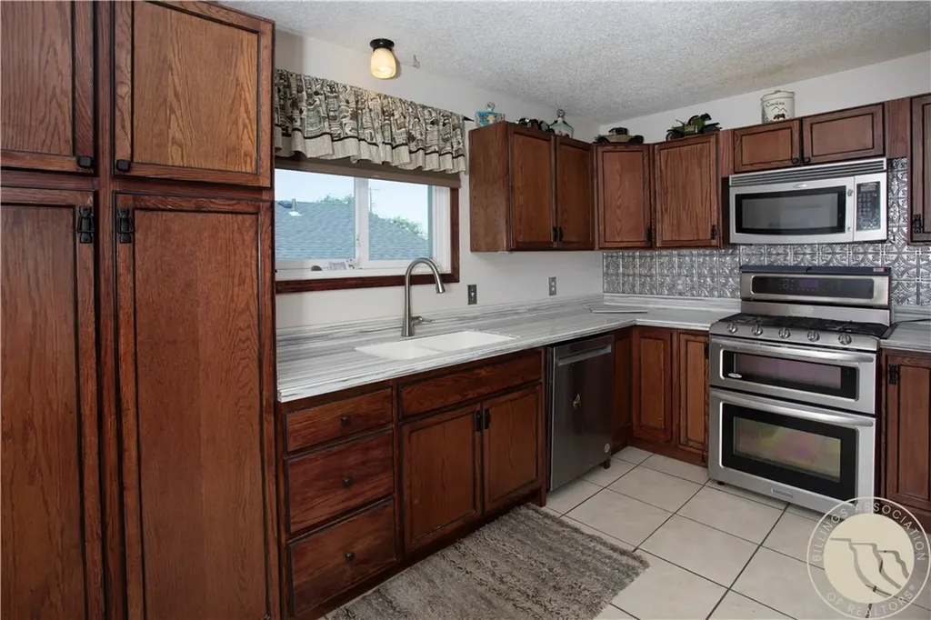 805 2nd W Hardin MT 59034