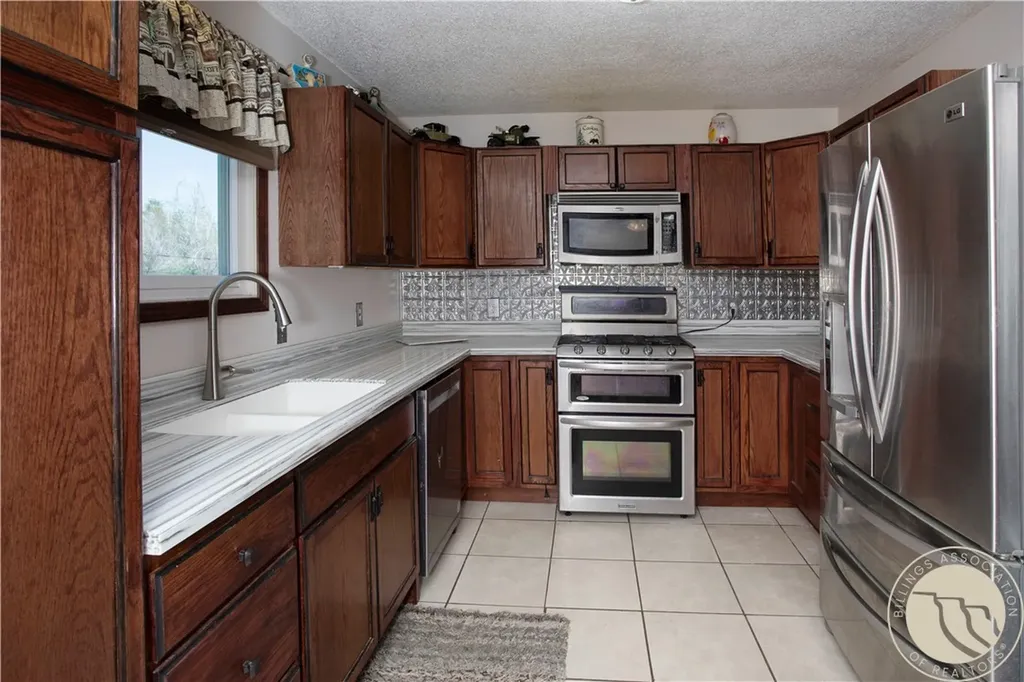 805 2nd W Hardin MT 59034