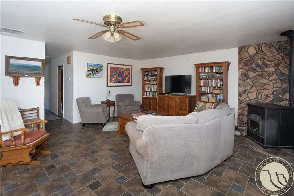 926 Vanzandt Road Hardin MT 59034