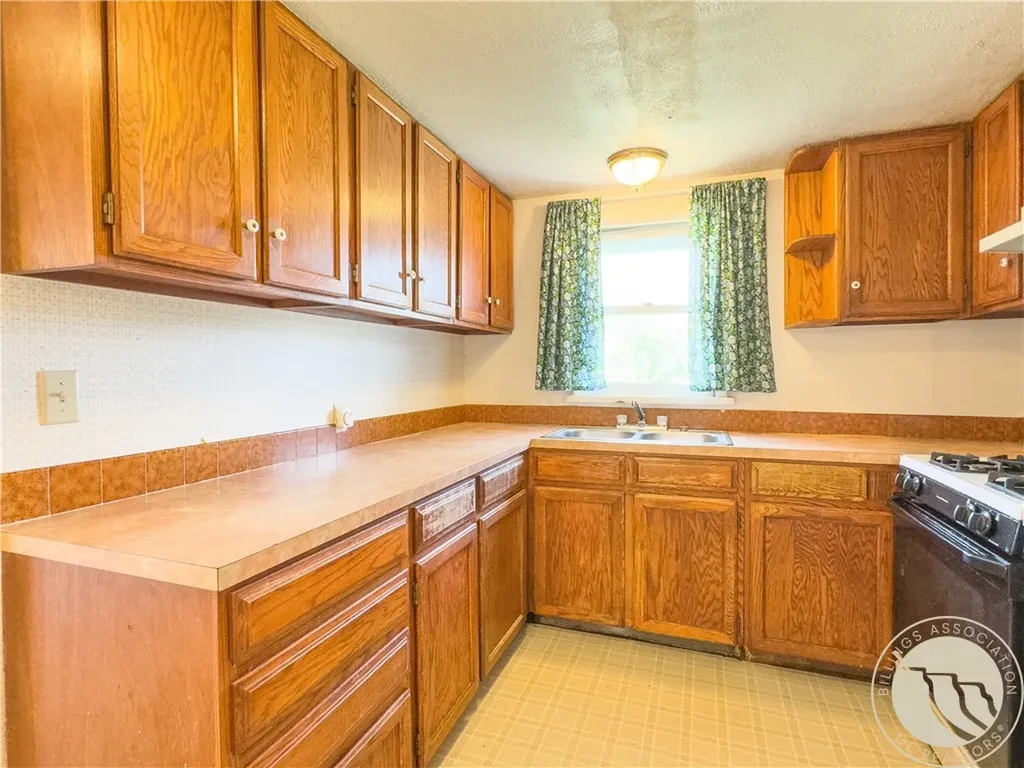 833 S 2nd Street S Hardin MT 59034