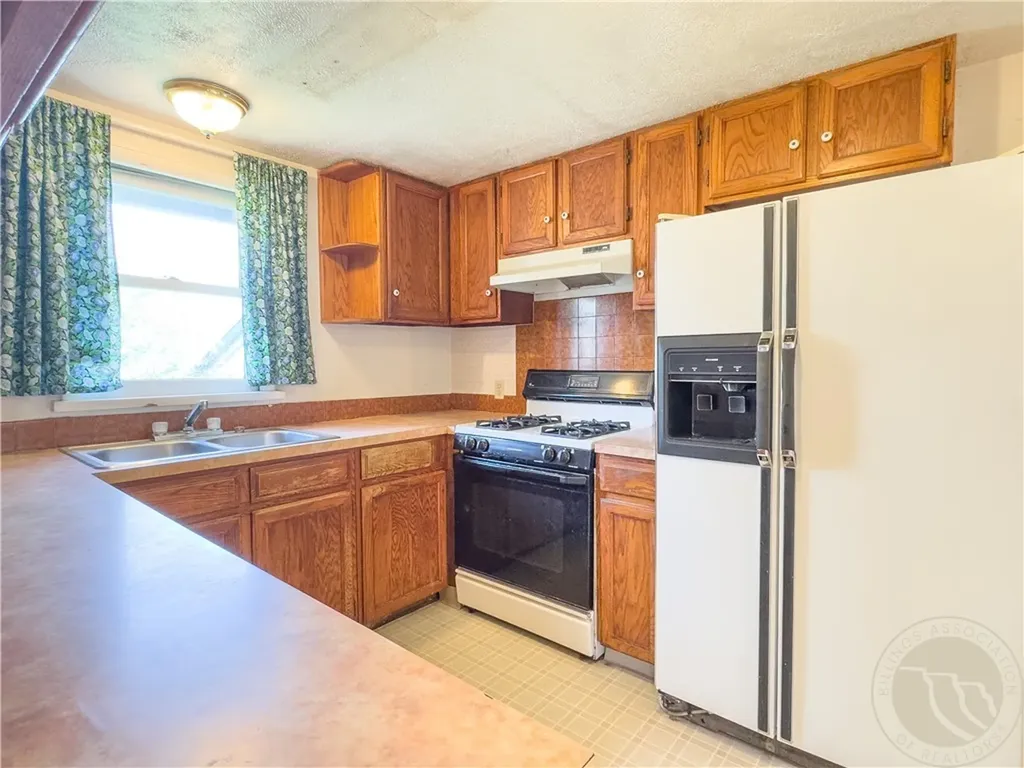 833 S 2nd Street S Hardin MT 59034