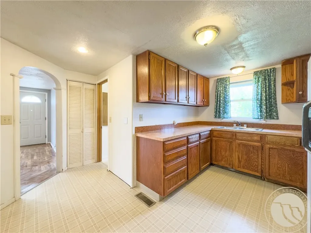 833 S 2nd Street S Hardin MT 59034