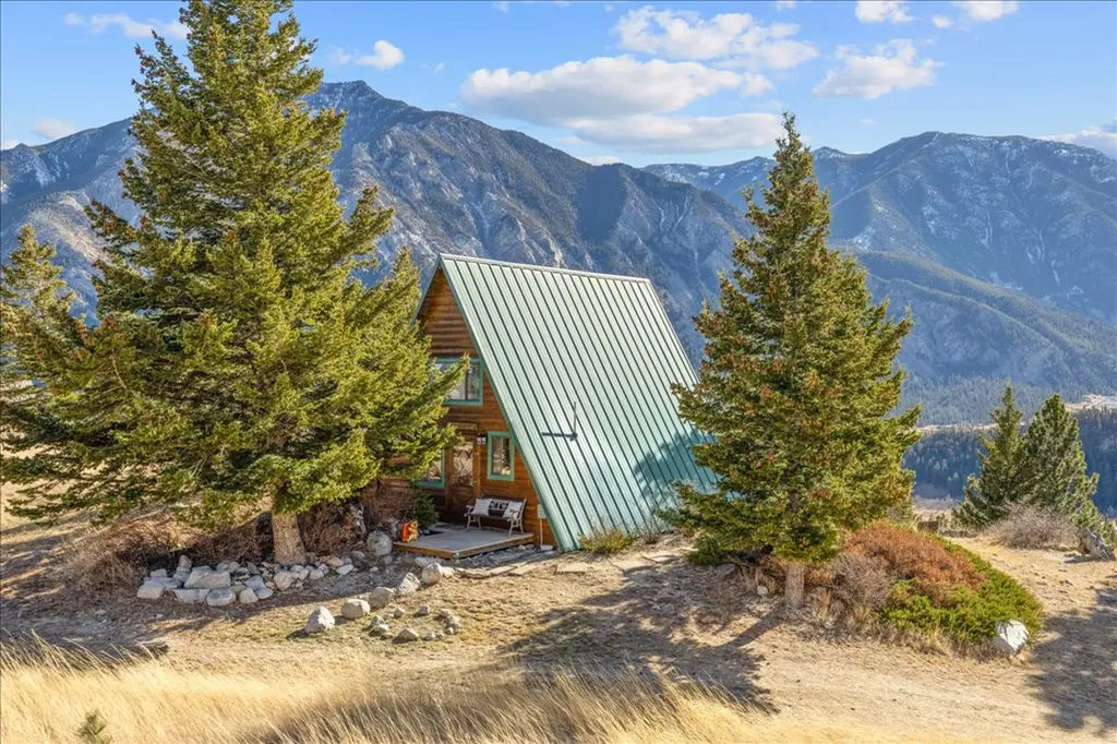 4 Hawk Trail Nye MT 59061