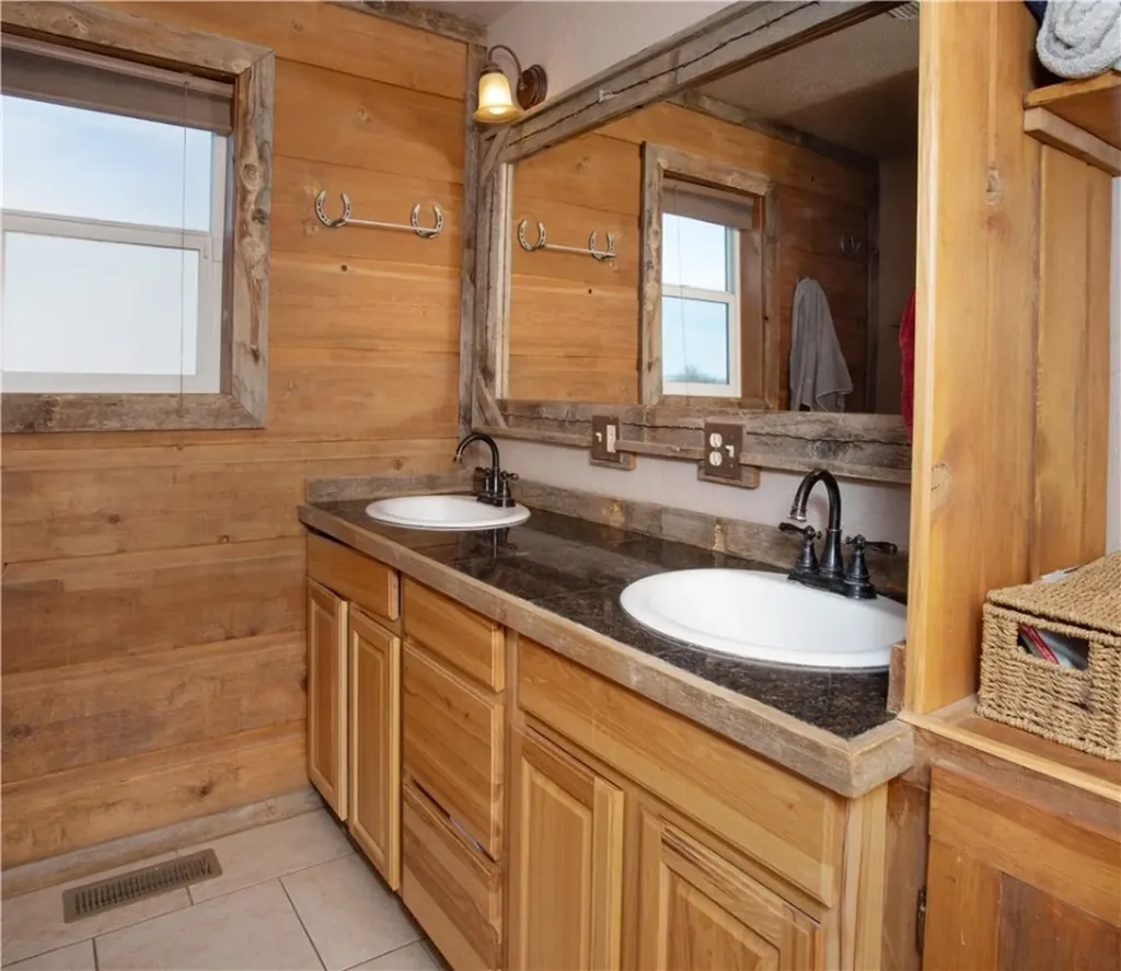 4909 Warren Loop Hardin MT 59034