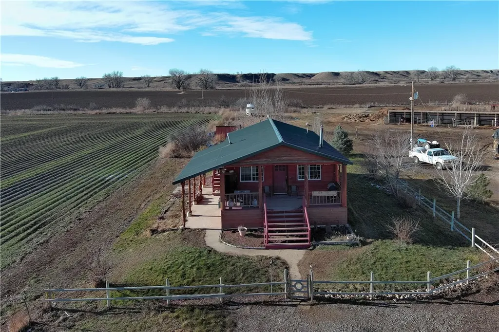 4909 Warren Loop Hardin MT 59034
