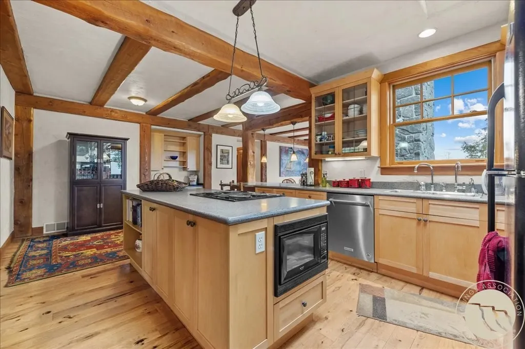 10052 Floating Island Way Shepherd MT 59079