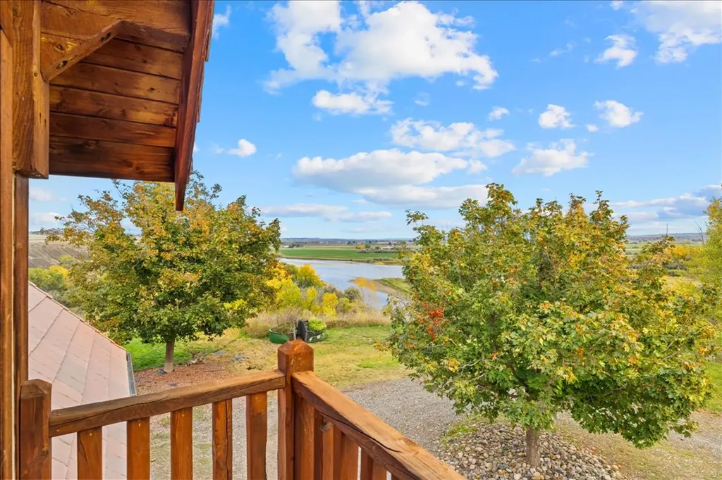 10052 Floating Island Way Shepherd MT 59079