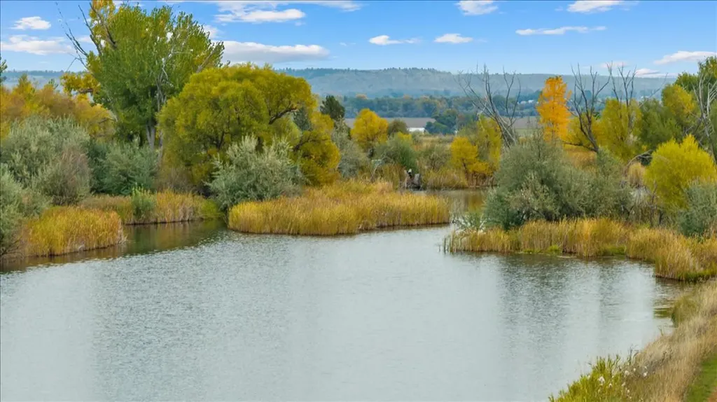 10052 Floating Island Way Shepherd MT 59079