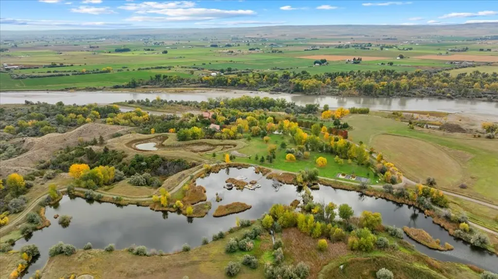 10052 Floating Island Way Shepherd MT 59079