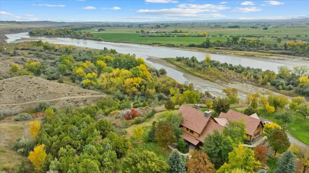 10052 Floating Island Way Shepherd MT 59079