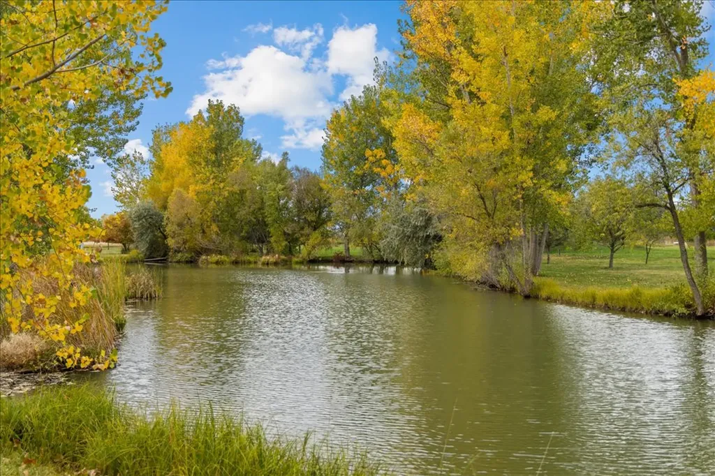 10052 Floating Island Way Shepherd MT 59079