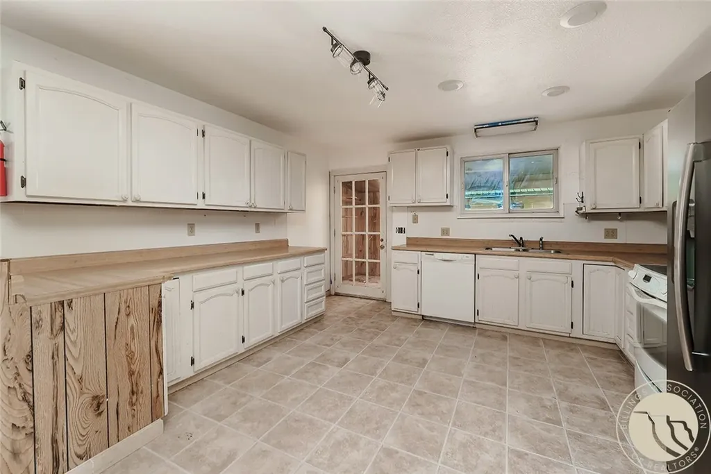 8 N Division Street Reed Point MT 59069
