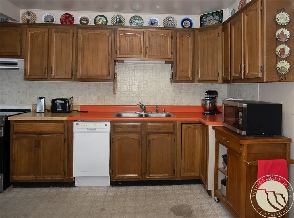 701 1st W Hardin MT 59034