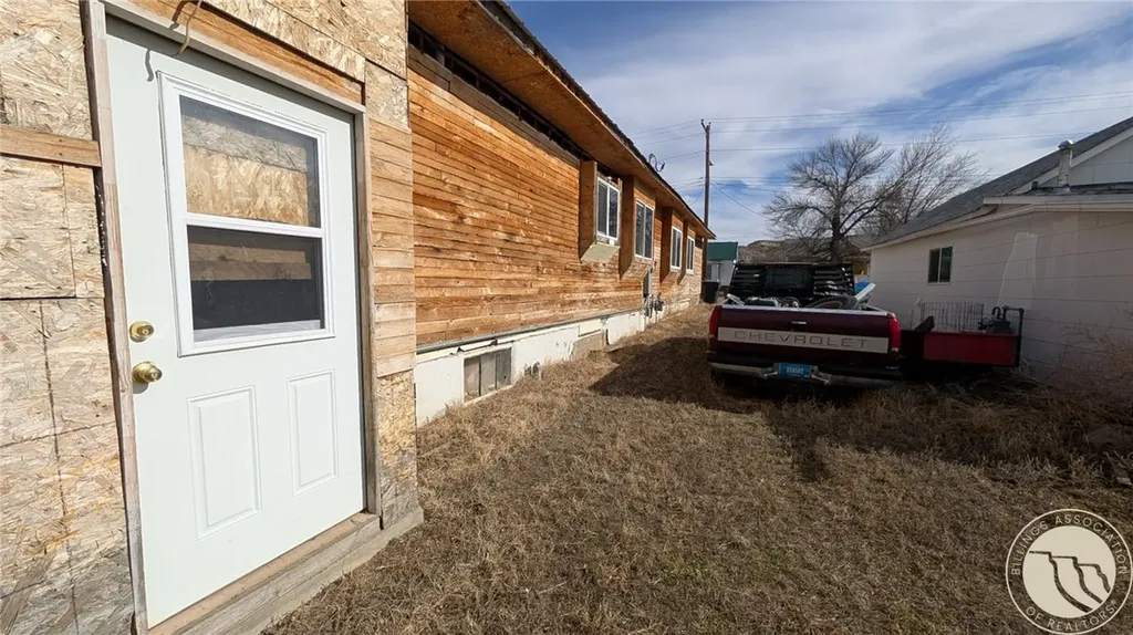 319 N Sargent Avenue Glendive MT 59330