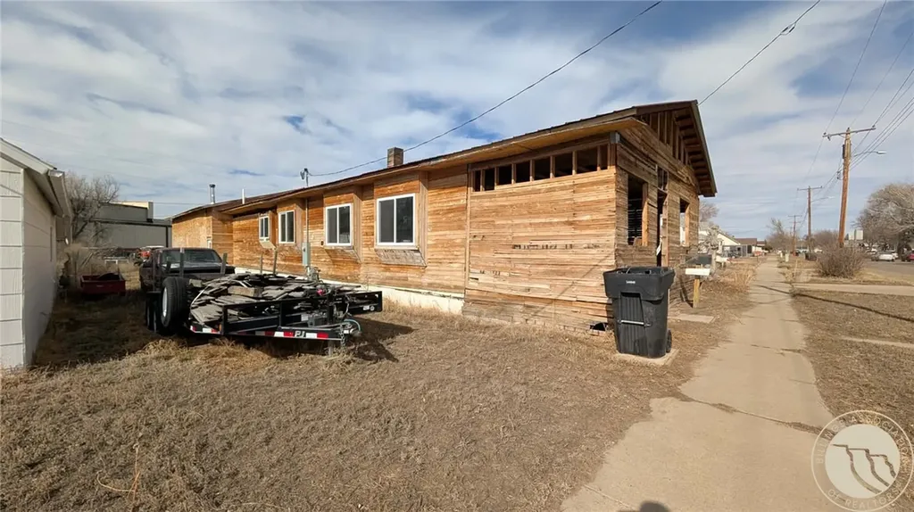 319 N Sargent Avenue Glendive MT 59330