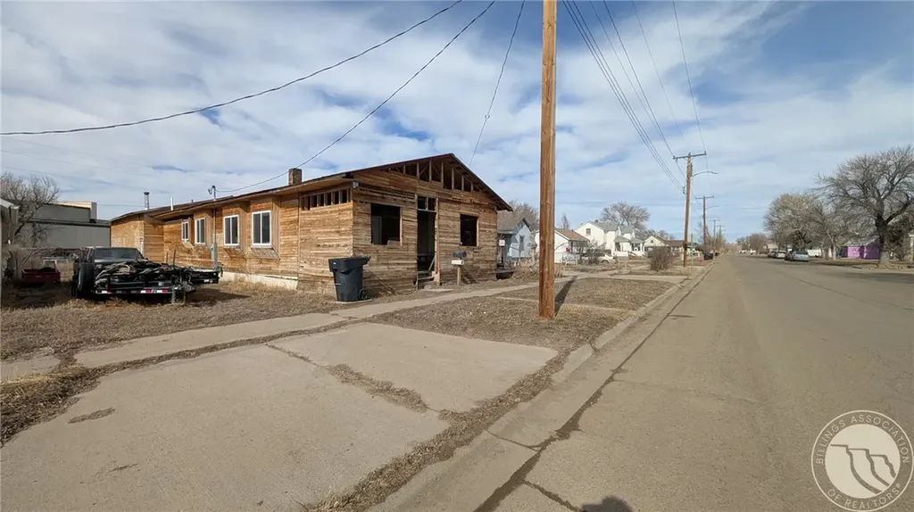 319 N Sargent Avenue Glendive MT 59330