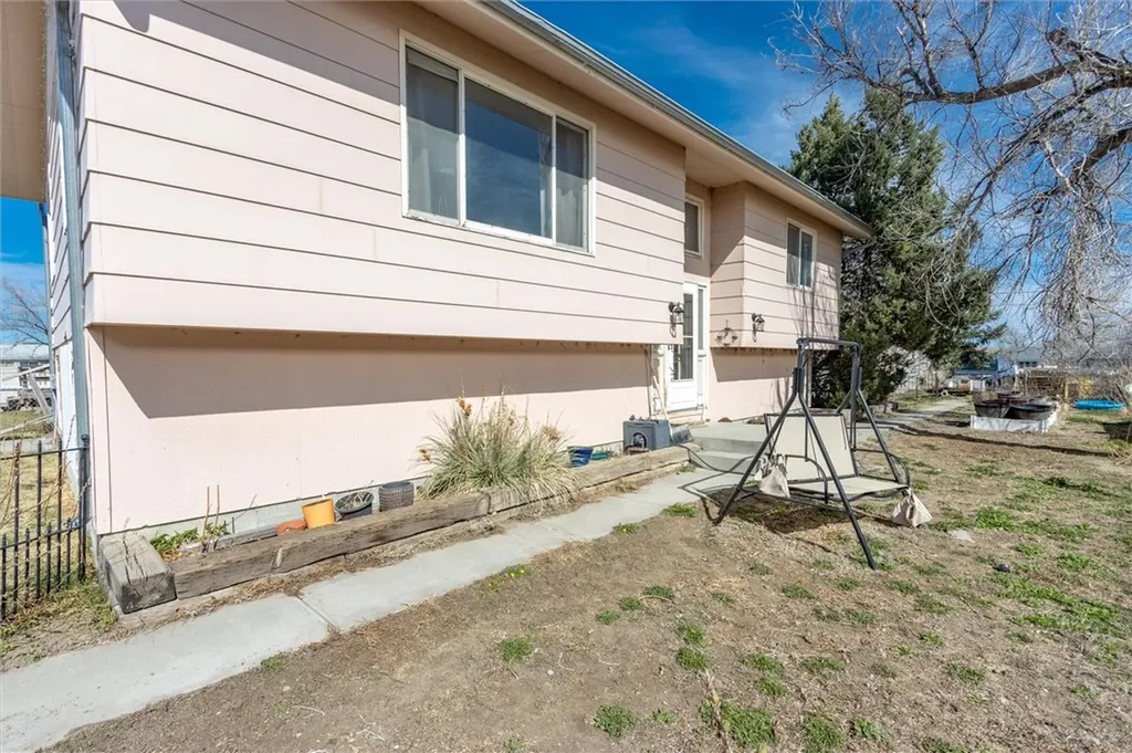 613 N Crook Avenue Hardin MT 59034