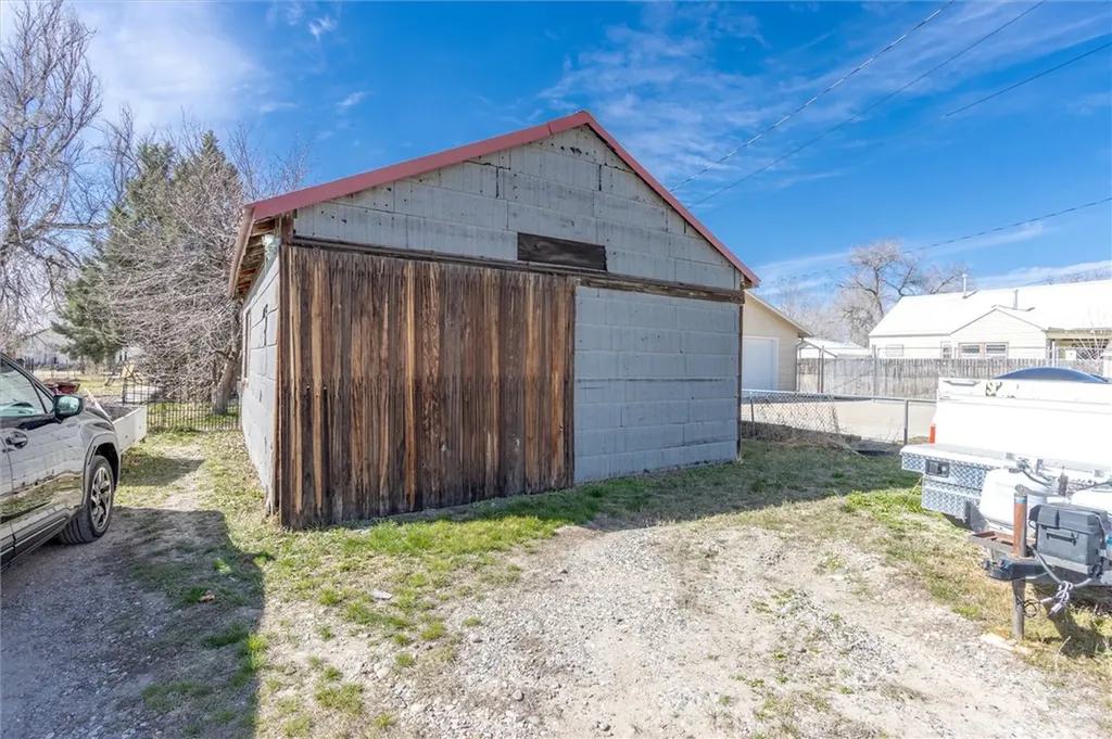613 N Crook Avenue Hardin MT 59034