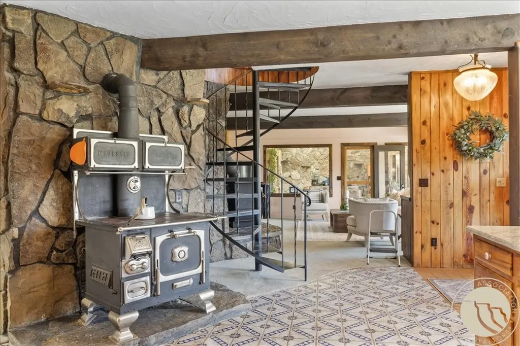 369 Border Trail Shepherd MT 59072