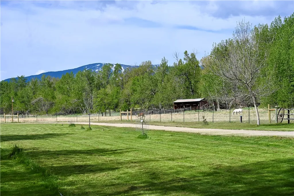 7543 Us Highway 212 Roberts MT 59070