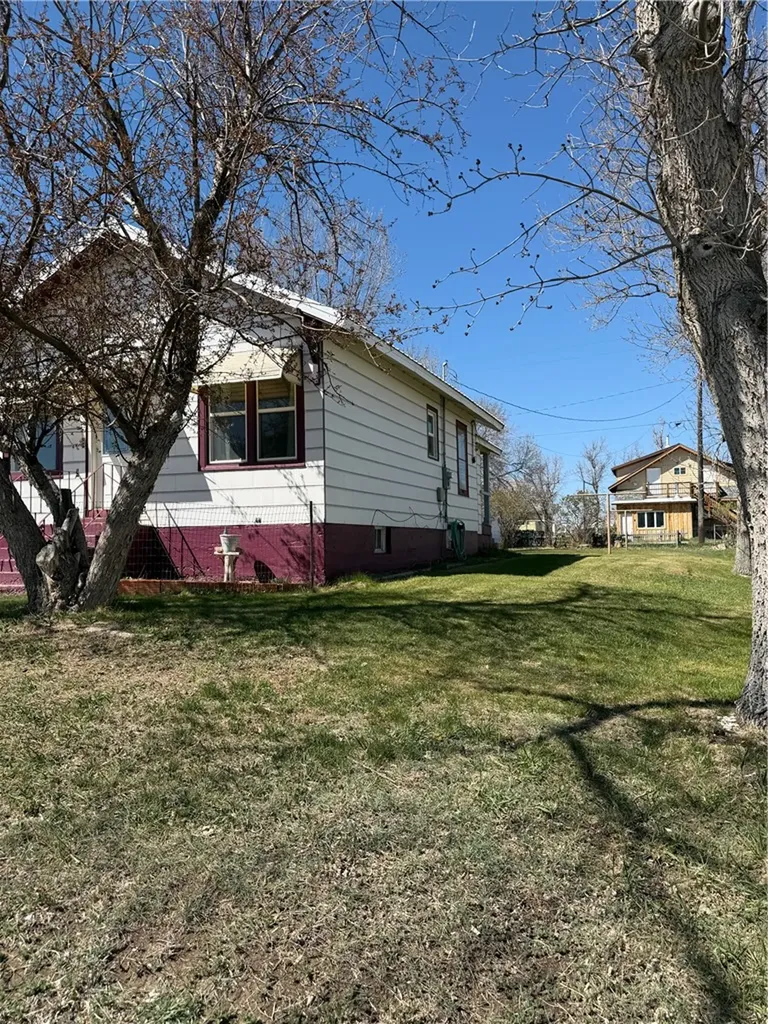 507 1st Street SE Harlowton MT 59036