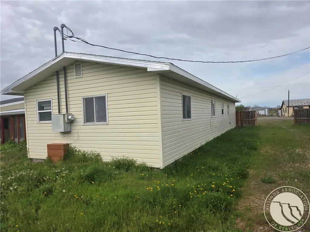 54 N Mills Road Hardin MT 59034