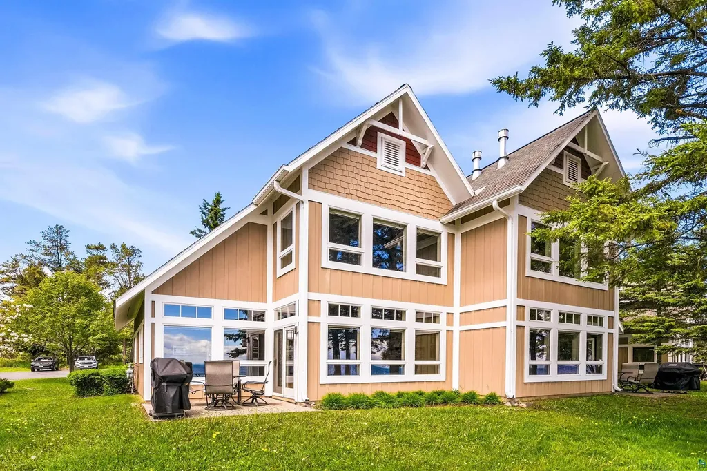 596 Larsmont Way Two Harbors MN 55616