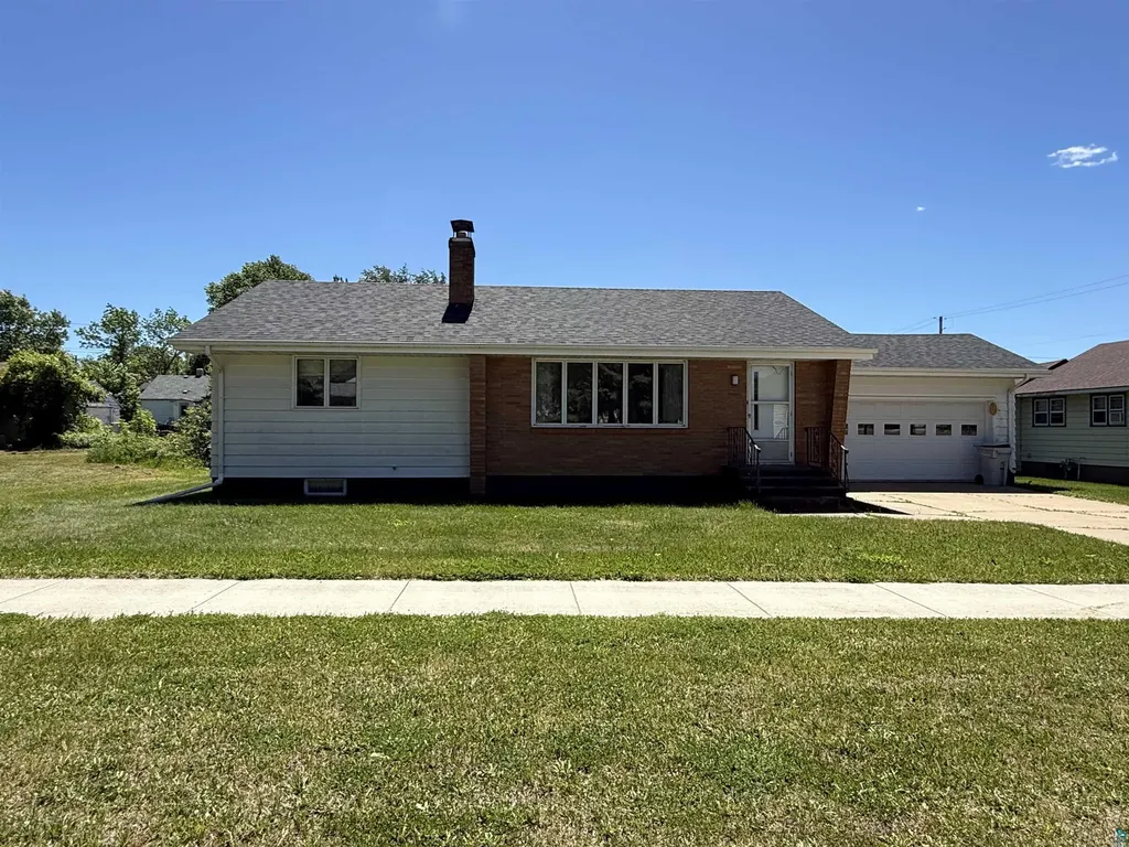 607 3rd Street NE Chisholm MN 55719